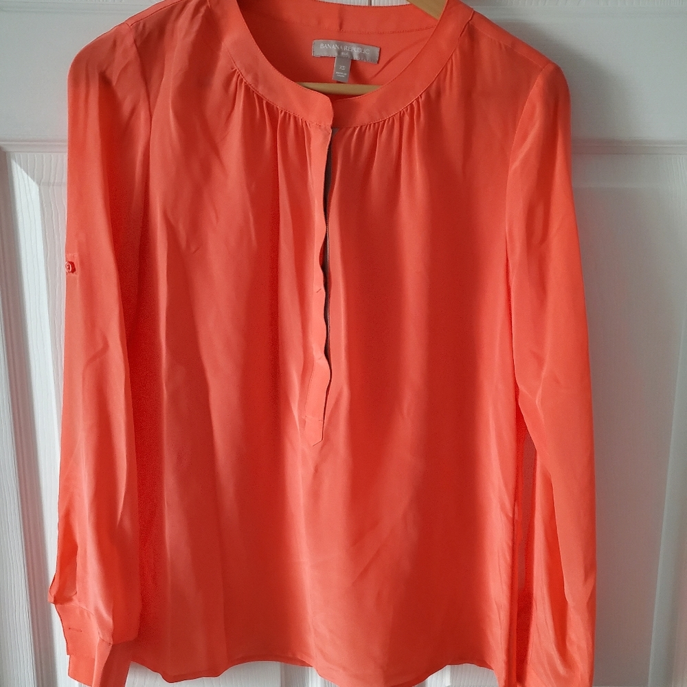 100% Silk Banana Rep 2 button top, size XS